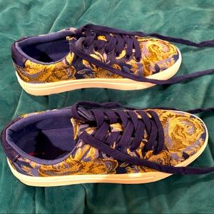 New sneakers size 7, never worn other than try on